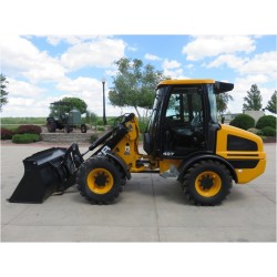 JCB 407 - Loading pallets